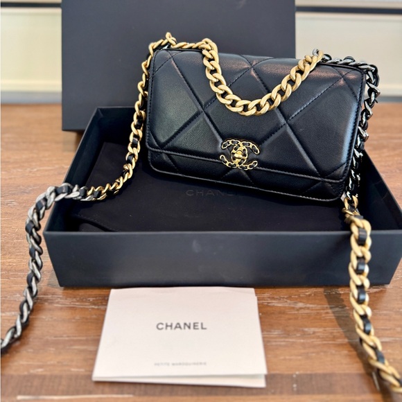 CHANEL Black Leather Bag with Gold Chain - Picture 1 of 2